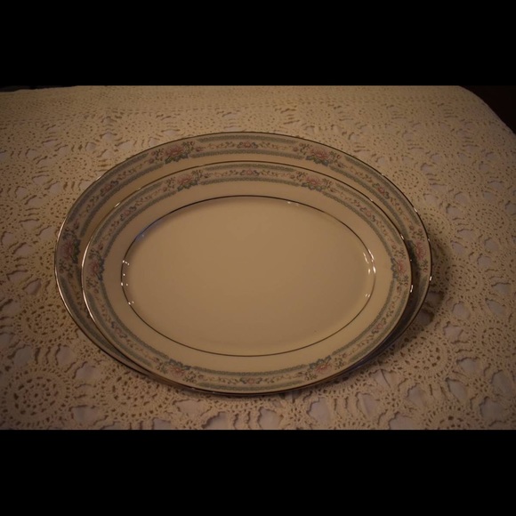 Lenox Fine China 14 place settings plus serving pieces - Picture 12 of 13